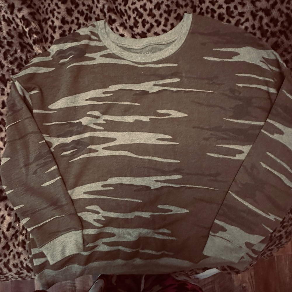 Camo crew neck sweater/sweatshirt. Comfy